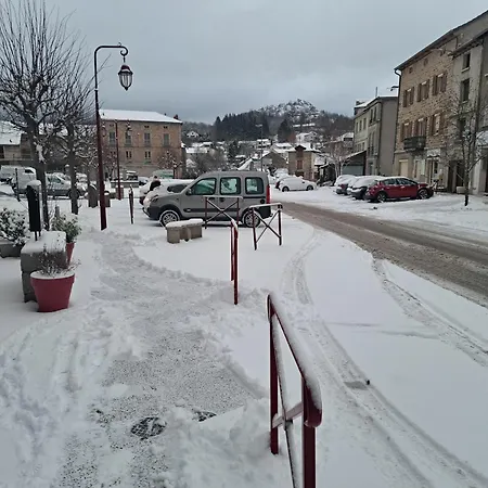Le Barriol Отель Saint-Julien-Chapteuil